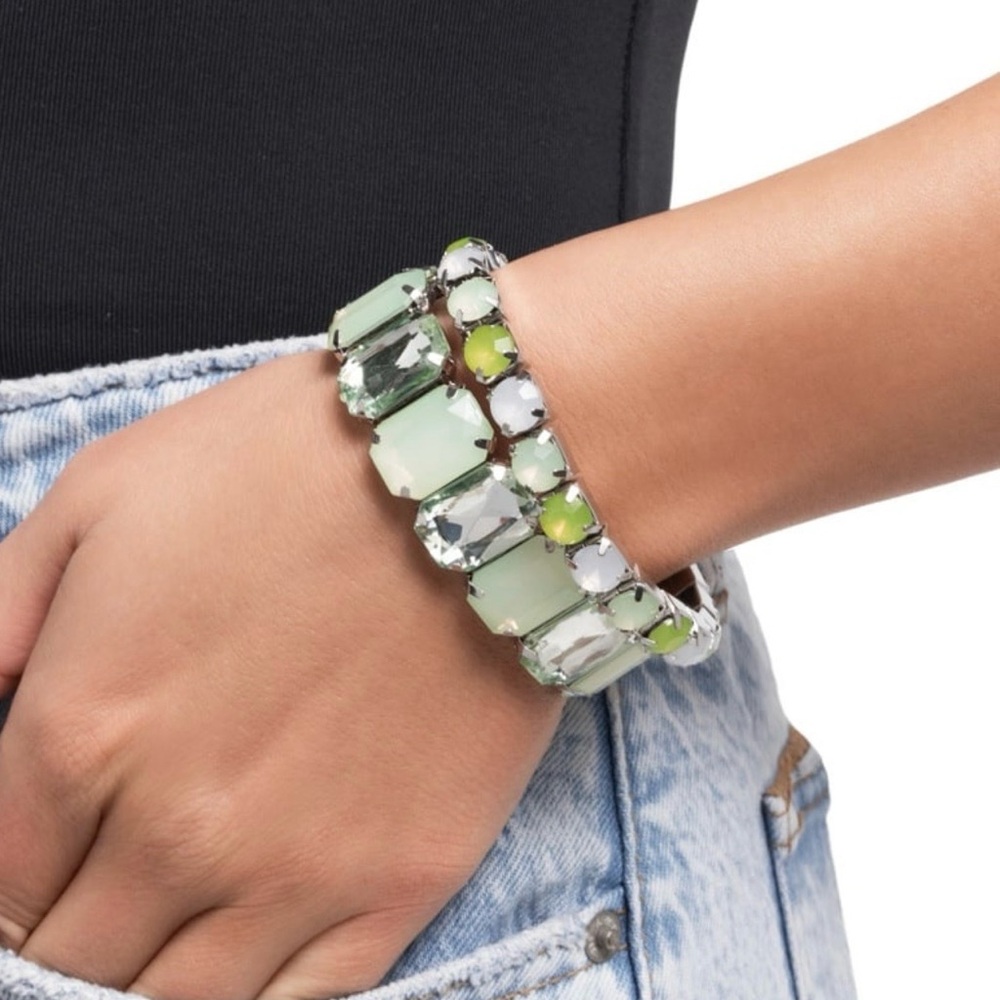 *NEW*  Paparazzi Green and Silver Gemstone Bracelet

“Mismatched Mood”